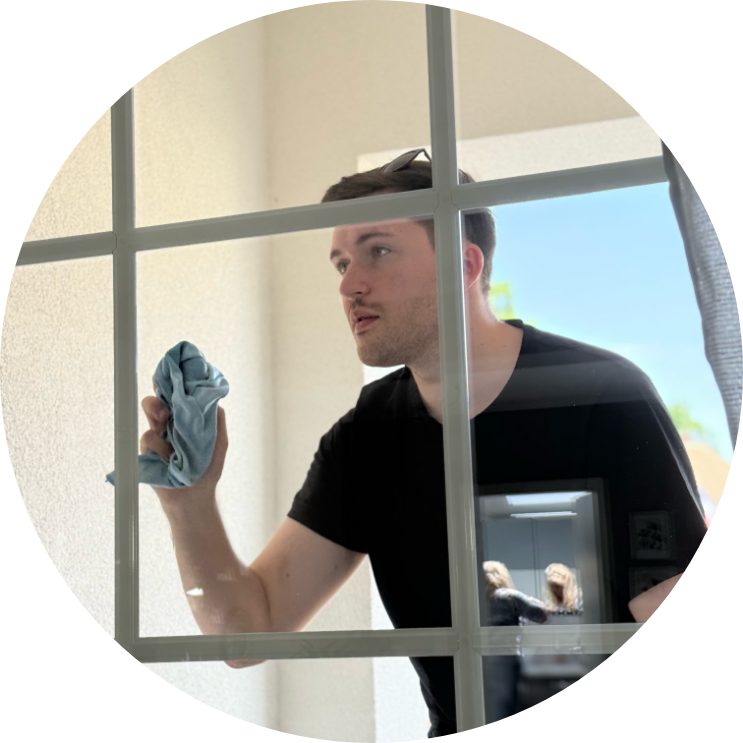 na' klar Mitarbeiter bei der Fensterreinigung
